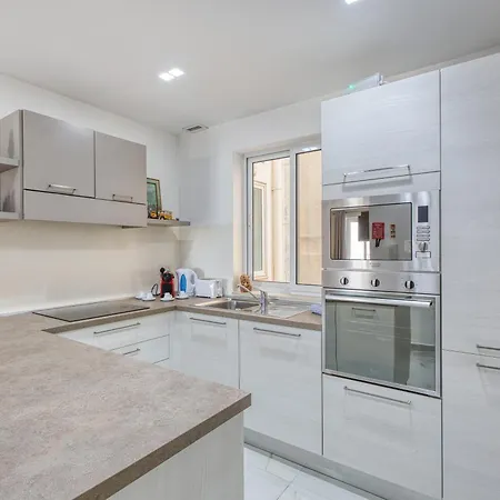 Apartment Sliema 3-bed With Ac Terrace And Wifi *